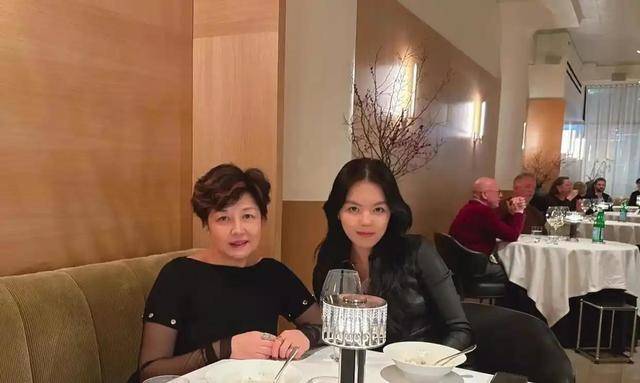 张雪峰和李咏:两种葬礼,两种人生 张雪峰和李咏:两种葬礼,两种人生