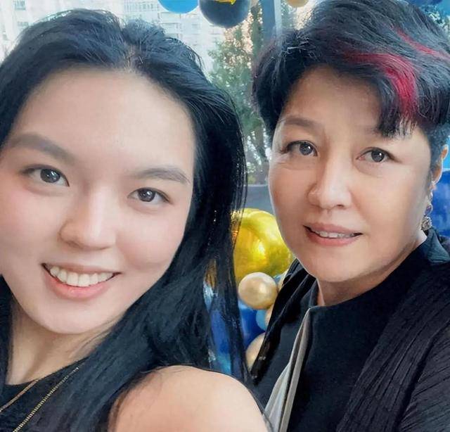 张雪峰和李咏:两种葬礼,两种人生 张雪峰和李咏:两种葬礼,两种人生