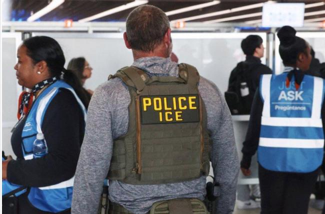 1岁童纽约机场窒息 ICE干员紧急出手救回一命 1岁童纽约机场窒息 ICE干员紧急出手救回一命