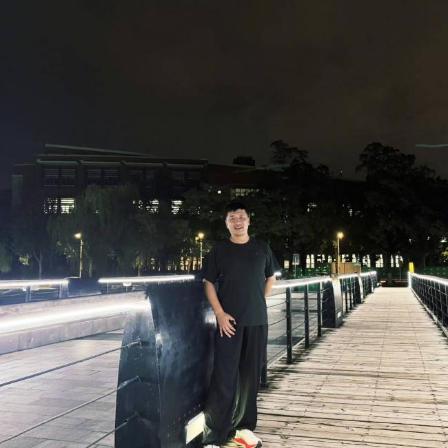 张雪峰2007年毕业照 典型的寒门学子 张雪峰2007年毕业照 典型的寒门学子