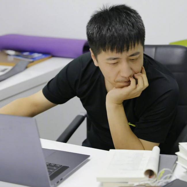 张雪峰2007年毕业照 典型的寒门学子 张雪峰2007年毕业照 典型的寒门学子