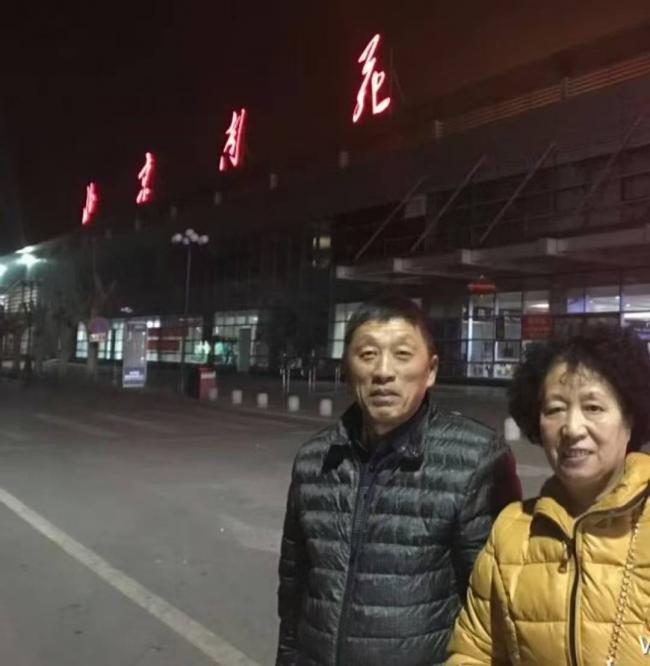 张雪峰与父母合照曝光,老父几年前已病逝 张雪峰与父母合照曝光,老父几年前已病逝