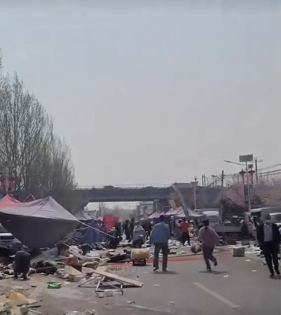 网传铲泥车冲北京集市致多人死 司机被拖出暴打 网传铲泥车冲北京集市致多人死 司机被拖出暴打