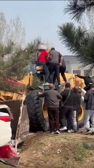 网传铲泥车冲北京集市致多人死 司机被拖出暴打 网传铲泥车冲北京集市致多人死 司机被拖出暴打