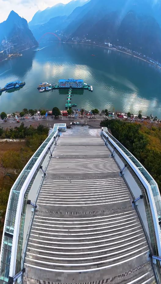 约80层楼高的神女大扶梯,重庆小城变网红 约80层楼高的神女大扶梯,重庆小城变网红