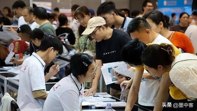张雪峰公司现状:群龙无首,家长学生怕卷钱跑路 张雪峰公司现状:群龙无首,家长学生怕卷钱跑路
