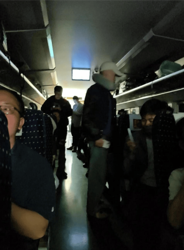 高铁停电被困隧道乘客晕厥 不能老把人逼到砸窗 高铁停电被困隧道乘客晕厥 不能老把人逼到砸窗