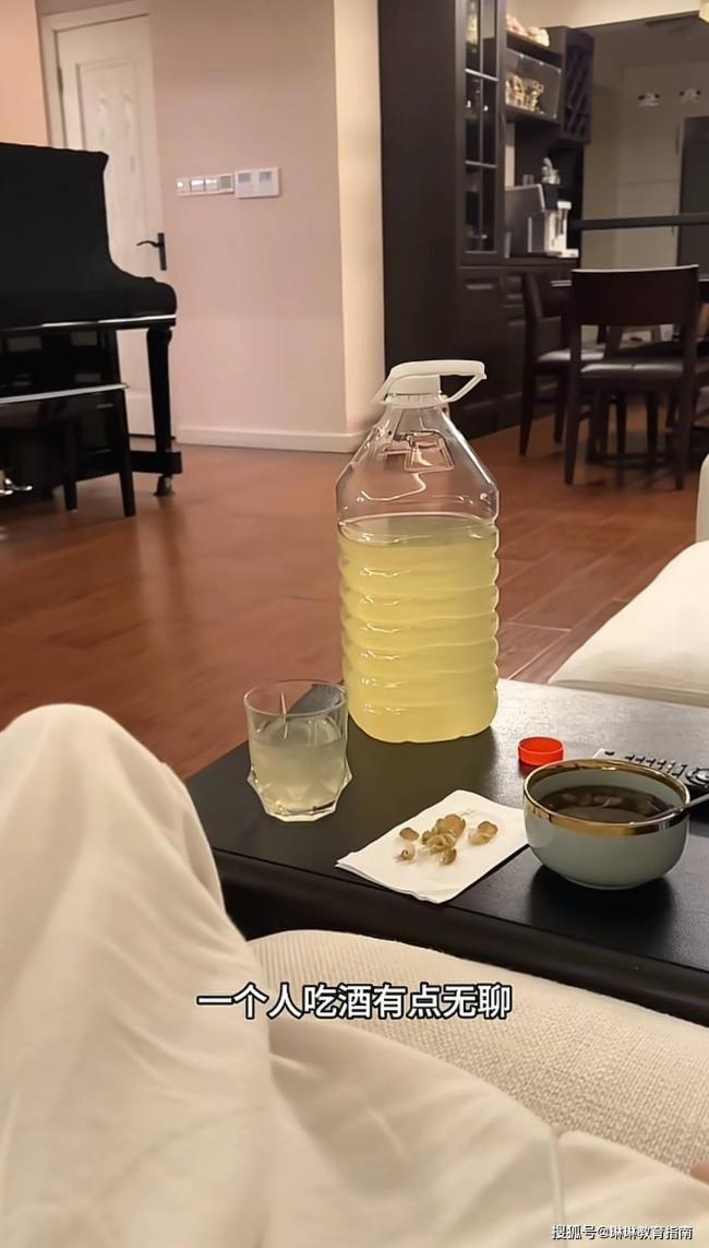 “黄毛的爹,酗酒的妈”,上海三口之家火了 “黄毛的爹,酗酒的妈”,上海三口之家火了