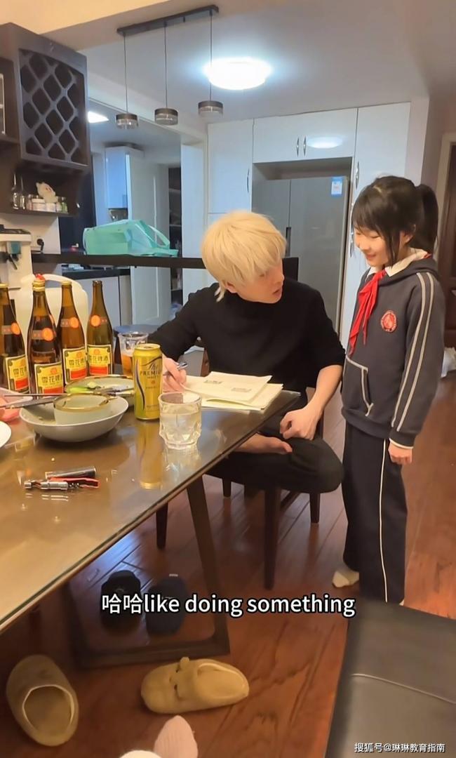 “黄毛的爹,酗酒的妈”,上海三口之家火了 “黄毛的爹,酗酒的妈”,上海三口之家火了