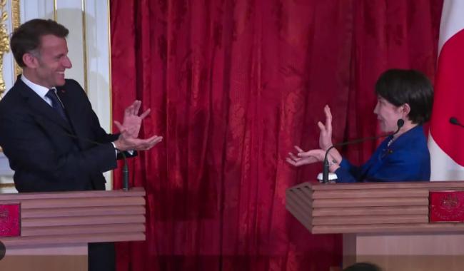 马克龙和高市早苗互摆“龟派气功” 画面疯传 马克龙和高市早苗互摆“龟派气功” 画面疯传