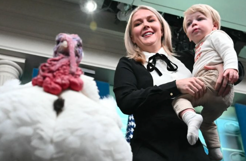 “负面新闻都怪她” 川普公开指责白宫新闻秘书 “负面新闻都怪她” 川普公开指责白宫新闻秘书