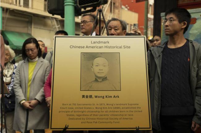 川普现身创史上首例!大法官一句话惹满场笑声 川普现身创史上首例!大法官一句话惹满场笑声