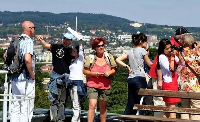 英国也贴中文标语?中国游客被全球各种嫌弃 英国也贴中文标语?中国游客被全球各种嫌弃