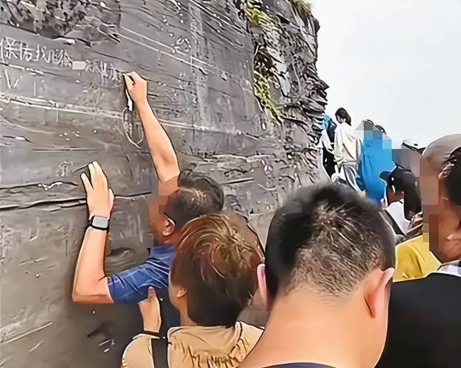 英国也贴中文标语?中国游客被全球各种嫌弃 英国也贴中文标语?中国游客被全球各种嫌弃