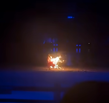 女舞者背部突然着火 狂奔10秒跳水 可怕画面曝光 女舞者背部突然着火 狂奔10秒跳水 可怕画面曝光