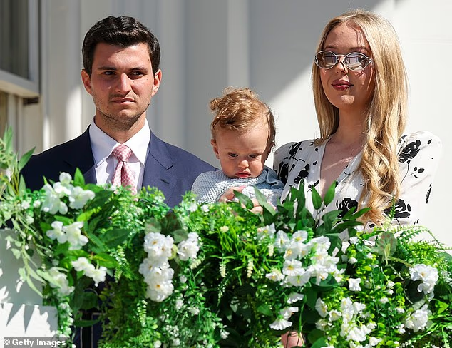 川普1岁外孙首次公开亮相 蒂芙尼越发高调 川普1岁外孙首次公开亮相 蒂芙尼越发高调