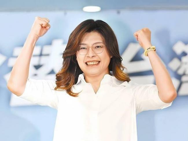 老照片:国民党主席郑丽文和父亲回云南探亲 老照片:国民党主席郑丽文和父亲回云南探亲