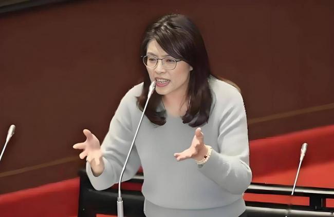 老照片:国民党主席郑丽文和父亲回云南探亲 老照片:国民党主席郑丽文和父亲回云南探亲