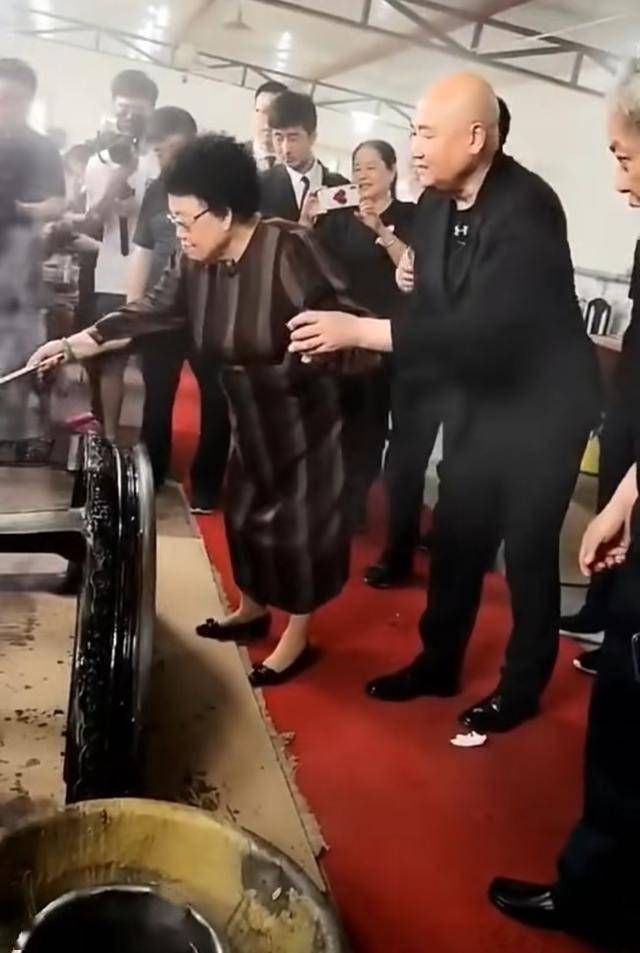 90年代,陈丽华和好友合影,手上戴满了珠宝 90年代,陈丽华和好友合影,手上戴满了珠宝