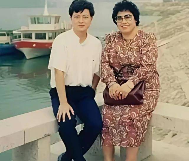 90年代,陈丽华和好友合影,手上戴满了珠宝 90年代,陈丽华和好友合影,手上戴满了珠宝