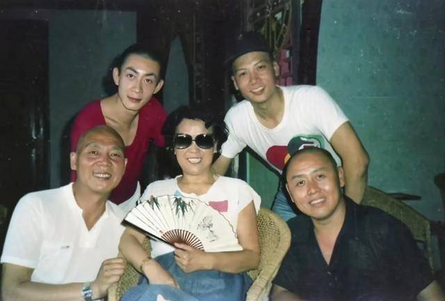 90年代,陈丽华和好友合影,手上戴满了珠宝 90年代,陈丽华和好友合影,手上戴满了珠宝