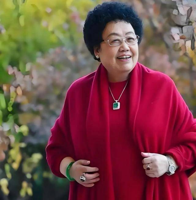 90年代,陈丽华和好友合影,手上戴满了珠宝 90年代,陈丽华和好友合影,手上戴满了珠宝