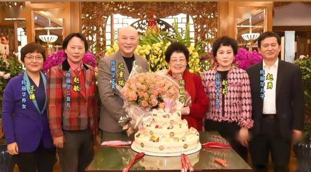 90年代,陈丽华和好友合影,手上戴满了珠宝 90年代,陈丽华和好友合影,手上戴满了珠宝