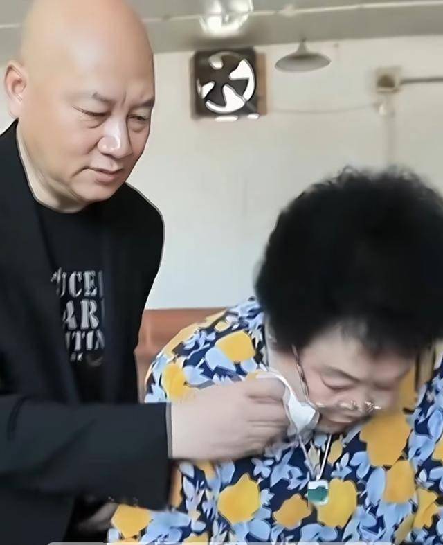 90年代,陈丽华和好友合影,手上戴满了珠宝 90年代,陈丽华和好友合影,手上戴满了珠宝