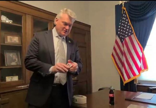 你试过吗?美众议员拍视频教学爆火“可乐喝法” 你试过吗?美众议员拍视频教学爆火“可乐喝法”