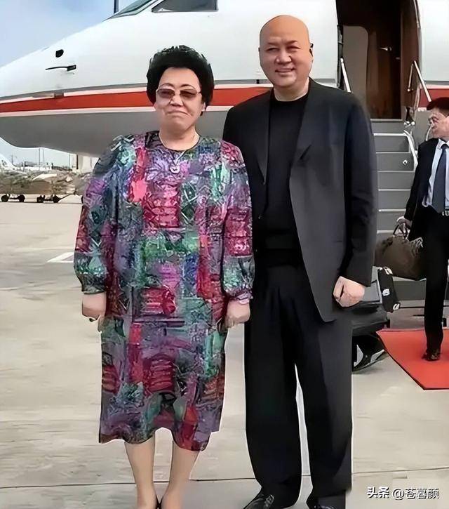 陈丽华告别仪式:迟重瑞哭红双眼 多位明星现身 陈丽华告别仪式:迟重瑞哭红双眼 多位明星现身