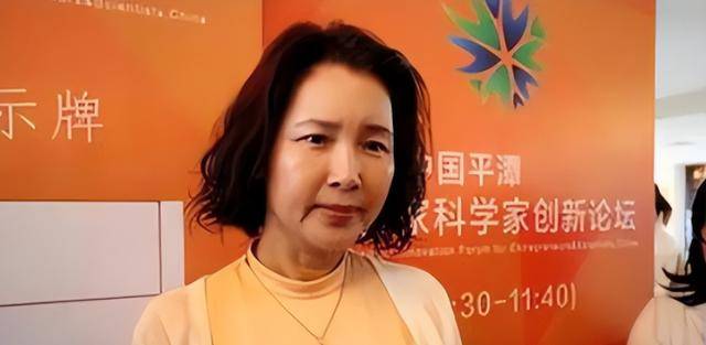 国内套现7个亿后,她露出了身后的美国国旗 国内套现7个亿后,她露出了身后的美国国旗