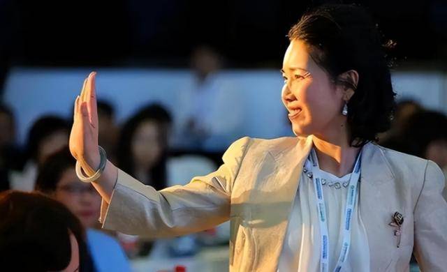 国内套现7个亿后,她露出了身后的美国国旗 国内套现7个亿后,她露出了身后的美国国旗