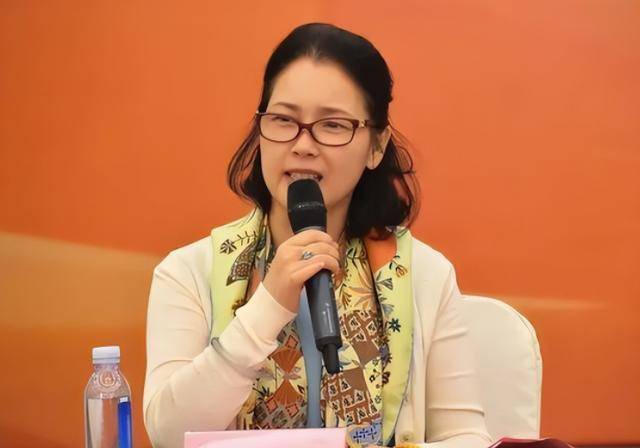 国内套现7个亿后,她露出了身后的美国国旗 国内套现7个亿后,她露出了身后的美国国旗