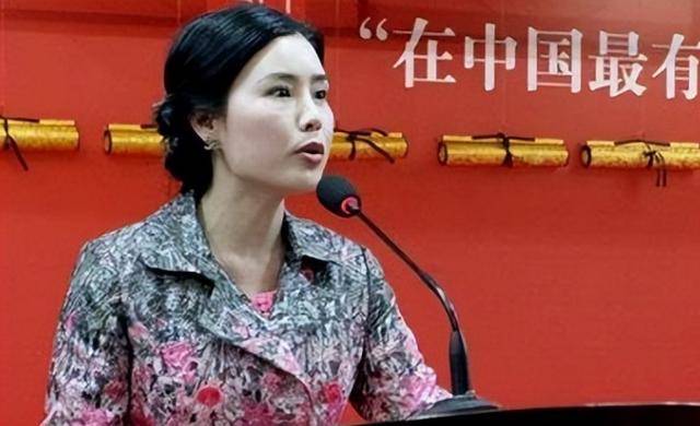 国内套现7个亿后,她露出了身后的美国国旗 国内套现7个亿后,她露出了身后的美国国旗