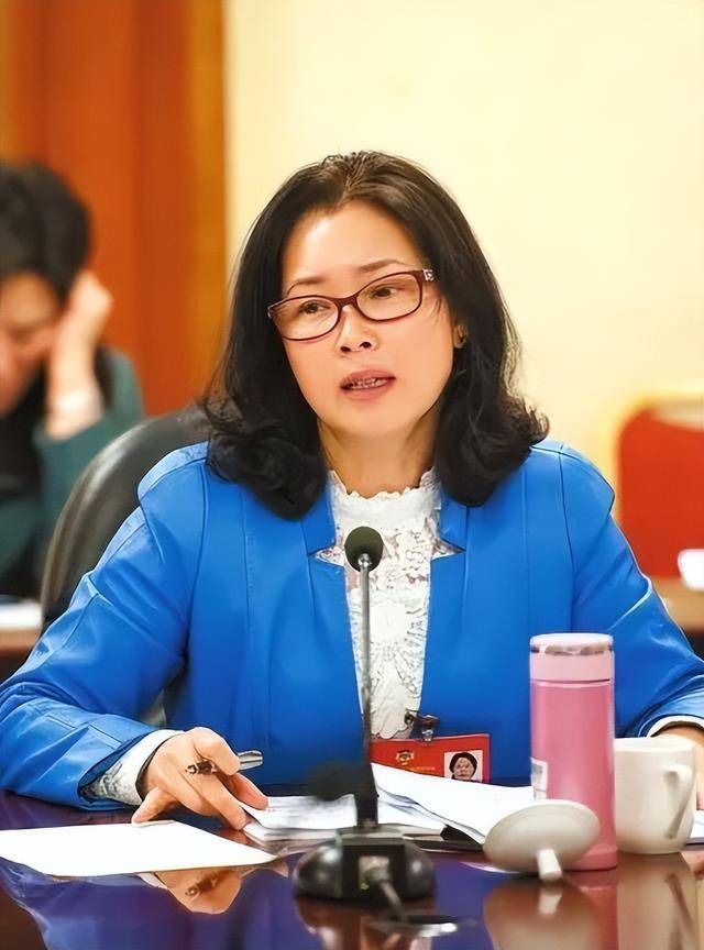 国内套现7个亿后,她露出了身后的美国国旗 国内套现7个亿后,她露出了身后的美国国旗