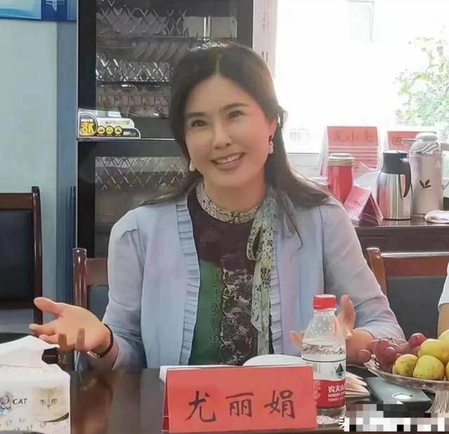 国内套现7个亿后,她露出了身后的美国国旗 国内套现7个亿后,她露出了身后的美国国旗