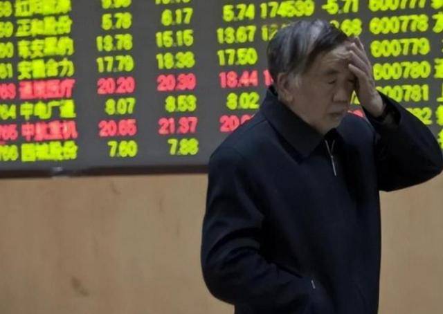 国内套现7个亿后,她露出了身后的美国国旗 国内套现7个亿后,她露出了身后的美国国旗