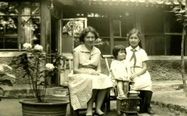 她控诉陈丽华多年,这位蓝眼睛北京人更该被铭记 她控诉陈丽华多年,这位蓝眼睛北京人更该被铭记