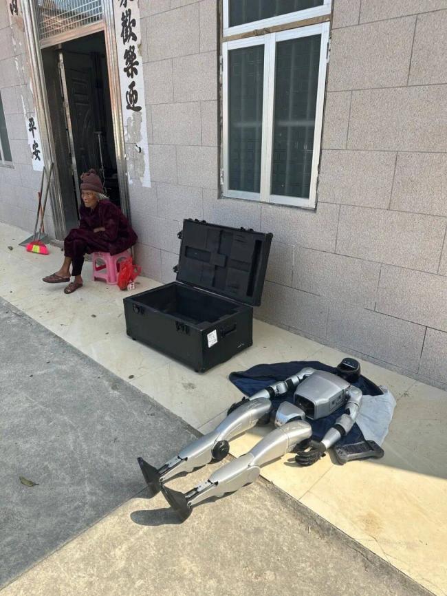 花了169000元,买了台人形机器人回村 花了169000元,买了台人形机器人回村