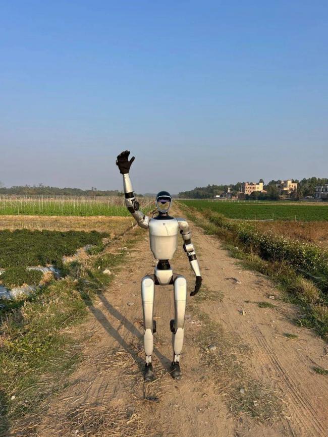 花了169000元,买了台人形机器人回村 花了169000元,买了台人形机器人回村