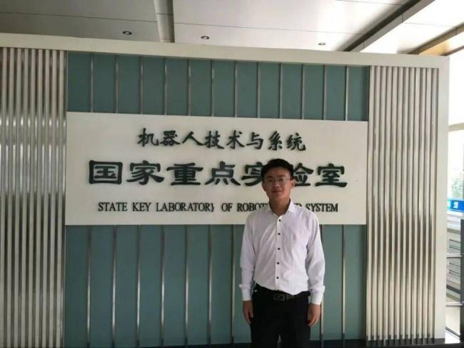 花了169000元,买了台人形机器人回村 花了169000元,买了台人形机器人回村