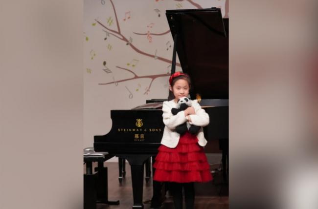 7岁华裔女童被顶尖名校录取 破102年纪录 7岁华裔女童被顶尖名校录取 破102年纪录