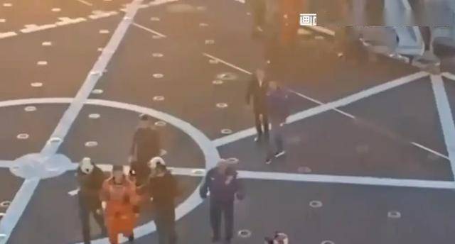 绕月宇航员出舱画面曝光:被搀扶着坐上船 绕月宇航员出舱画面曝光:被搀扶着坐上船