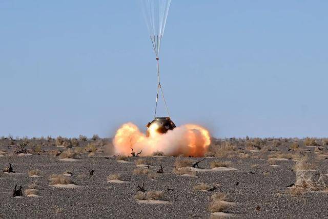 绕月宇航员出舱画面曝光:被搀扶着坐上船 绕月宇航员出舱画面曝光:被搀扶着坐上船