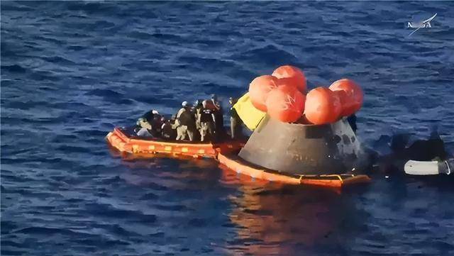 绕月宇航员出舱画面曝光:被搀扶着坐上船 绕月宇航员出舱画面曝光:被搀扶着坐上船