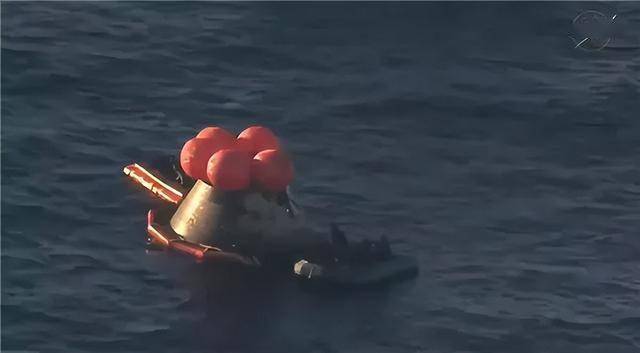 绕月宇航员出舱画面曝光:被搀扶着坐上船 绕月宇航员出舱画面曝光:被搀扶着坐上船