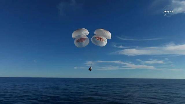 绕月宇航员出舱画面曝光:被搀扶着坐上船 绕月宇航员出舱画面曝光:被搀扶着坐上船