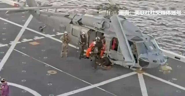 绕月宇航员出舱画面曝光:被搀扶着坐上船 绕月宇航员出舱画面曝光:被搀扶着坐上船