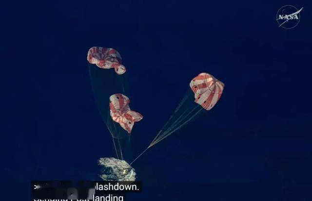 绕月宇航员出舱画面曝光:被搀扶着坐上船 绕月宇航员出舱画面曝光:被搀扶着坐上船