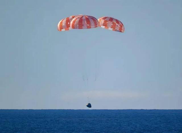 绕月宇航员出舱画面曝光:被搀扶着坐上船 绕月宇航员出舱画面曝光:被搀扶着坐上船